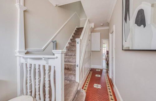 Beautiful 5 Bedroom 4 Bathroom House in W6 by Yoko Property - 10 minute's to Central London - Free Parking, Fast WiFi, Work Desks and SmartTVs with Disney and Netflix - Foto 36