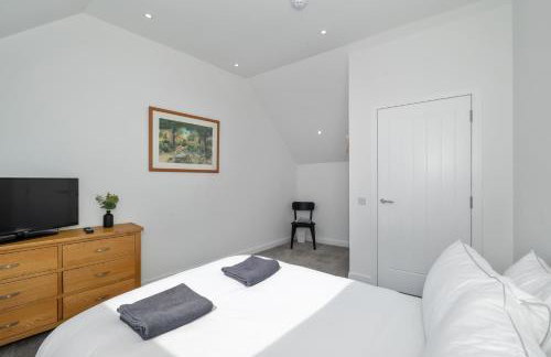 FLOUR MILL HOUSE at PITKERRO MILL, 4 double bedrooms, TVs, 3 en-suite, separate shower, wc, fully equipped kitchen, games room, large family lounge, private parking, WiFi, private garden and courtyard, long stay rates available through Honeycomb Hosts - Foto 25