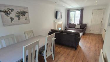 Bright & Cozy 3 Bed House with Parking - Foto 2