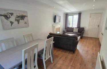 Bright & Cozy 3 Bed House with Parking - Photo 2