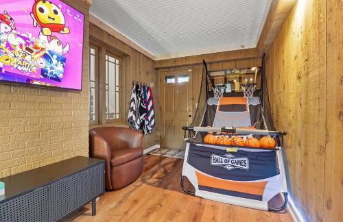 1920s Cottage | Hot Tub | Game Room | Fire Pit - Foto 14