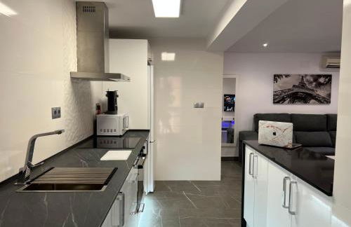 Apartamento espacioso de diseño a 3 min RENFE. - Photo 1