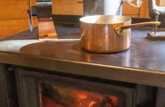 Luxurious European Chalet in the Forest with Riverview - Foto 12