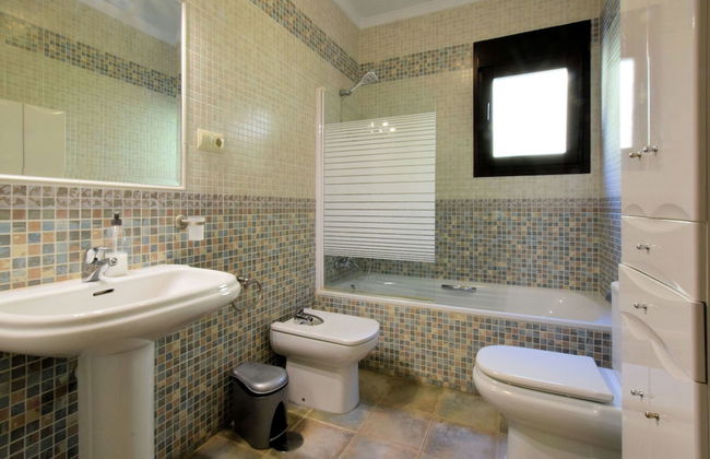 Independent Villa With Private Pool on an Estate in Sayalonga Costa del Sol - Photo 14