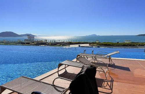 Piscinas de borda infinita e piscina interna aquecida com vistas deslumbrantes para o mar dos Ingleses, a 50 metros de altura - Foto 6