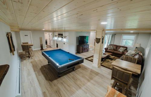 NEW! Modern Getaway - Hot Tub l Fire Pit l Pool table - Foto 1