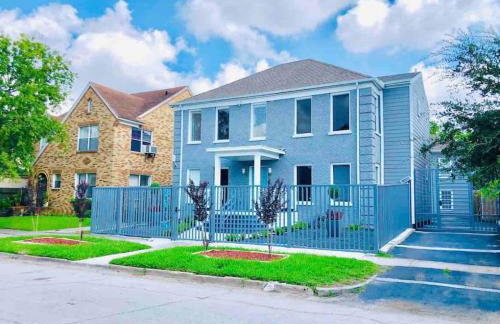 Prolific Red Luxe: Private Deck + Stylish Living - Photo 43