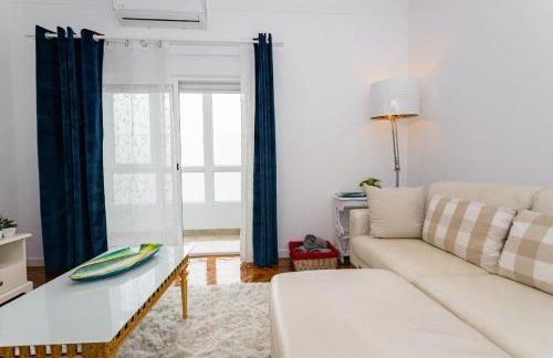 Almada Lisbon em frente dos transportes públicos - Foto 22