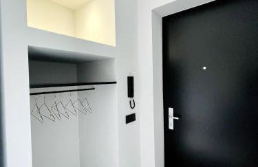 Room with a bathroom and private entrance door - Photo 14