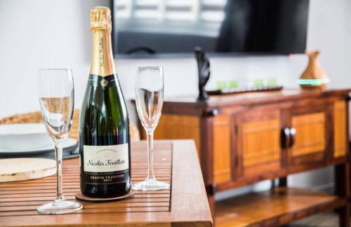 SECRET SUITE "Jungle" - Jacuzzi privatif - Gare RER C - Proche Paris - Foto 9