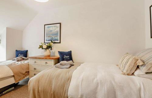 Ty Fin Cottage with Hot Tub - Photo 13