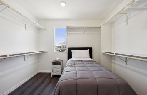 Entire Private Home with 5 Bedrooms 3 Bathrooms, 3000 sqft, Gated Yard, Garage, Nice View, Available Now - Foto 16