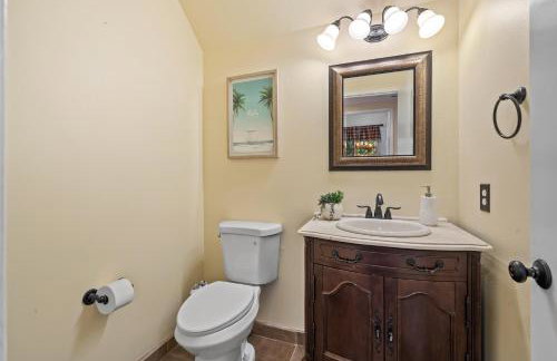 Entire Private Home with 4 Bedrooms, Pool, Hot Tub, King Bed, Garage, Available Now - Foto 61