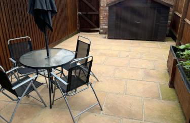 Church Court 2 Bed 55 Inch SKY TV Northampton Parking Contractor Accommodation - Photo 2