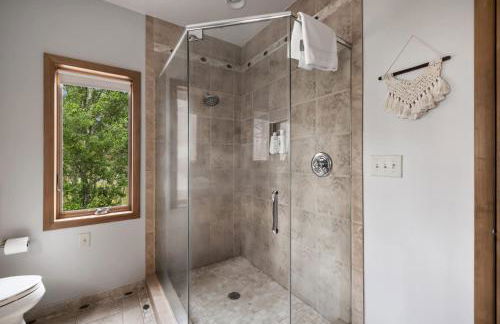 Two Cabins Retreat in Woods Resort - Dog-Friendly - Foto 33