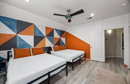 Modern 3-Story Townhome w Pool Table, Sleeps 10 Near Stadiums - Foto 7