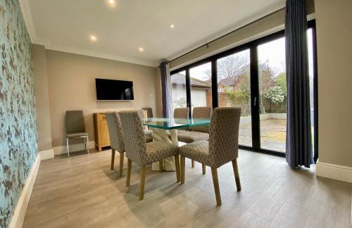 Beautiful 5 Bed 3 Bathroom Detached Family Home 8 - Photo 3