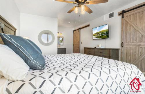 The Plaza - An Irvie Home w Summer Pool - Photo 12