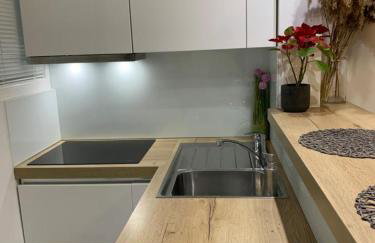 Split apartment - 5 min by car to the beach & city center - free public parking - Foto 12