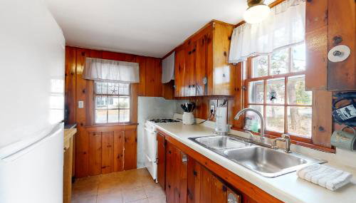 Cape Cod Beach Cottage - Photo 4