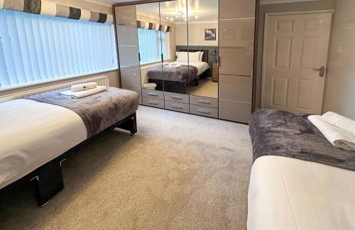 BLUNSDON LODGE - Spacious Bungalow, High Speed Wi-Fi, Free Private Parking, Garden - Foto 18