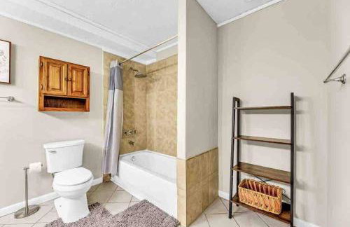 Greensboro Get-together, K Bed, Secret Playroom, central location - Foto 35