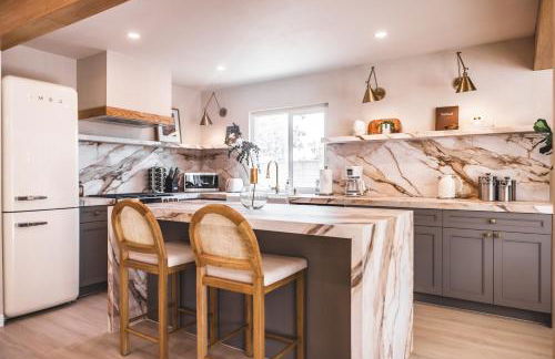 @ Marbella Lane - Vibrant & Chic Designer Home - Photo 22