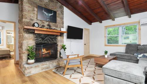 Hidden Hollow 3BD Cabin - Hot Tub, Wifi, Game Room, Fire Pit - Photo 4