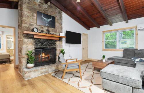 Hidden Hollow 3BD Cabin - Hot Tub, Wifi, Game Room, Fire Pit - Foto 4