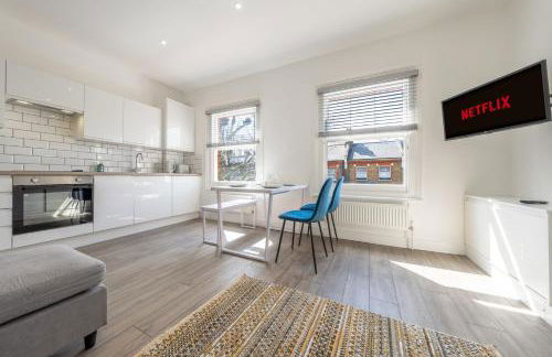 Modern Split Level 2BR Spacious Apt Maida Vale - Photo 1