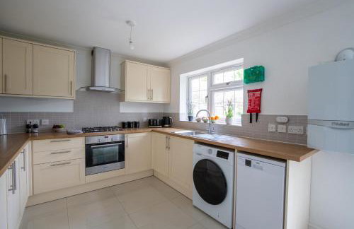 Modern Detached 4-Bedroom 2-Bath Home, Guildford - Foto 23