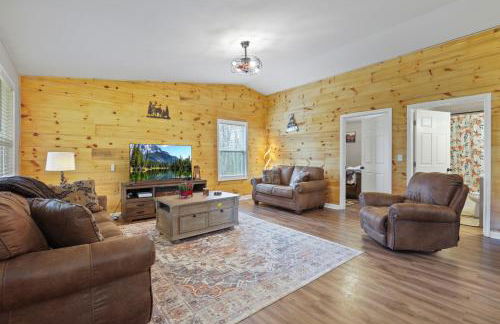 Cabin with King Bed , XBOX, HotTub, Games, Firepit , Stargazing Dome - Photo 45