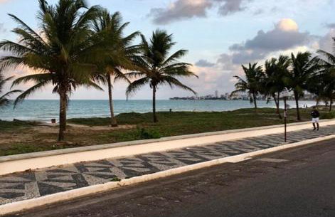 Lindo Flat a 200 metros do mar! - Foto 2