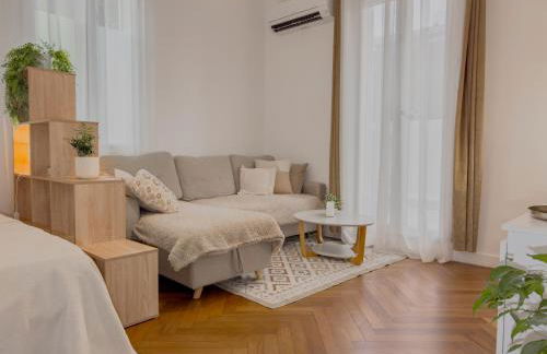 Central Studio - Bright & Modern - Private Terrace - AirCon - Near Train & Beach - Foto 48