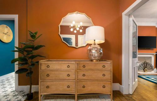 Stylish Penthouse Retreat - Photo 28