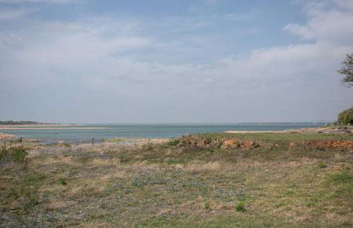 Lakefront 6BR Retreat w Dock & Game Room - Foto 33