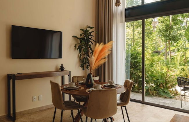 Beautiful Jungle Loft With Rooftop Pool and Gym - Photo 14