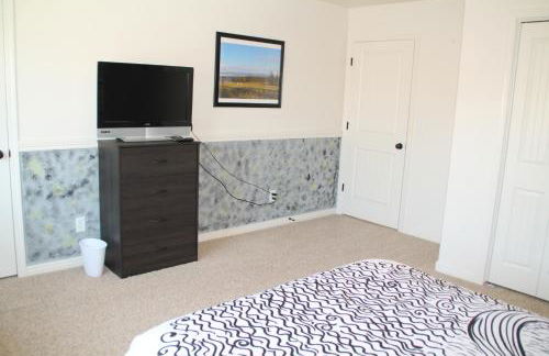 3 queen beds, 1 twin bed, 2 rooms, 1 and a half bath, self check-in, flexcation equipped - Foto 24
