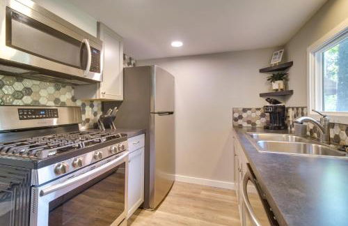 Deck and Dock Access Lakefront Grove Cabin! - Foto 10