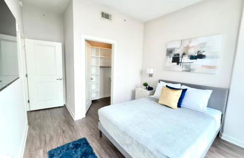 Skyline Retreat Penthouse, Top Floor, Year round Pool, City View! - Foto 12