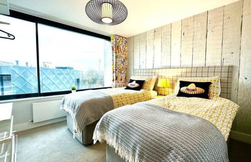 Sea View Ultra Modern 2 bedroom Apartment - 1 Min Walk to the Best Beach! - Great Location - FREE Parking - Fast WiFi - Smart TV - sleeps up to 4! Close to Purbeck, Corfe Castle, Sandbanks, Poole & Bournemouth - Foto 18