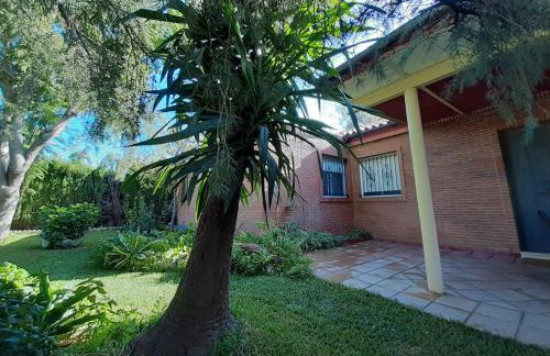 Precioso chalet próximo a Sevilla con jardín y piscina privada 8 personas Wifi gratis 2 salones 4 dormitorios 2 baños - Foto 42