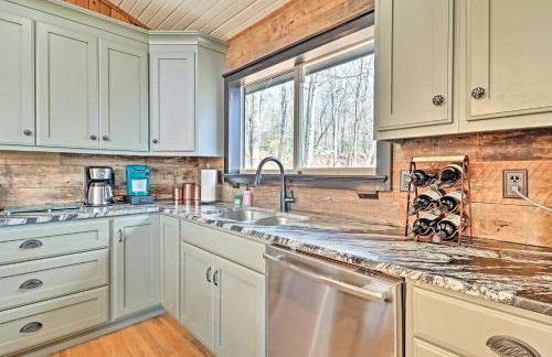 5 Mi to Ski Sapphire Valley Cozy Retreat with Decks - Foto 10