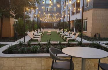 Beautiful Condo on Riverwalk w King Ste Free Parking Pet friendly centrally Located on the Riverwalk - Photo 2