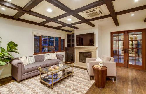 Mediterranean Beauty with Rooftop Deck and Views - Foto 22