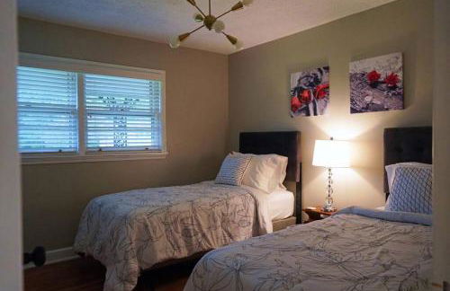 Spacious Pet Friendly Home - Photo 16