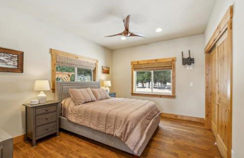 Mountain Retreat with Hot Tub, Game Room and Yard home - Foto 6