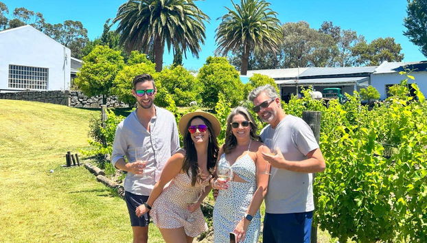 Disfrutando de la visita por el viñedo