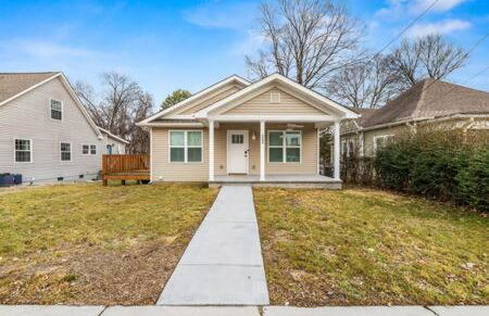 Family Home in Oakwood, 12 Mins to Campus, Patio, Washer Dryer, 2 Bathrooms, Utilities and Internet Included, Great for Students or Families, Charming Oakwood-Lincoln Park Home, 10 Walk to Dining, 24 Hour Hospitality Team - Foto 6
