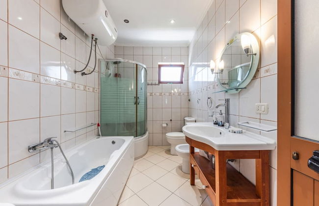 Authentic Lake View Apartment - Photo 21